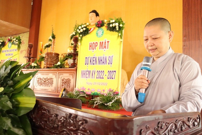 Ni sư Thích nữ Huệ Hiếu báo cáo tổng kết các hoạt động Phật sự