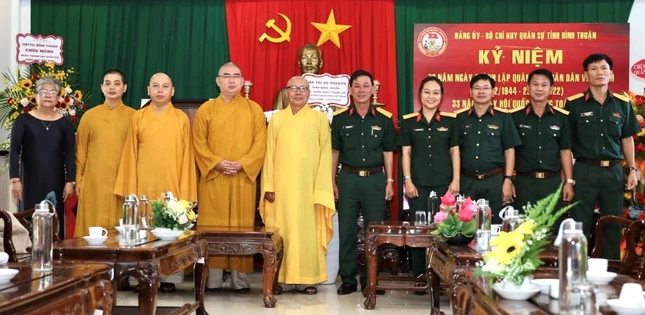 Đoàn Ban Trị sự GHPGVN tỉnh Bình Thuận tặng hoa chúc mừng Bộ Chỉ huy Quân sự tỉnh