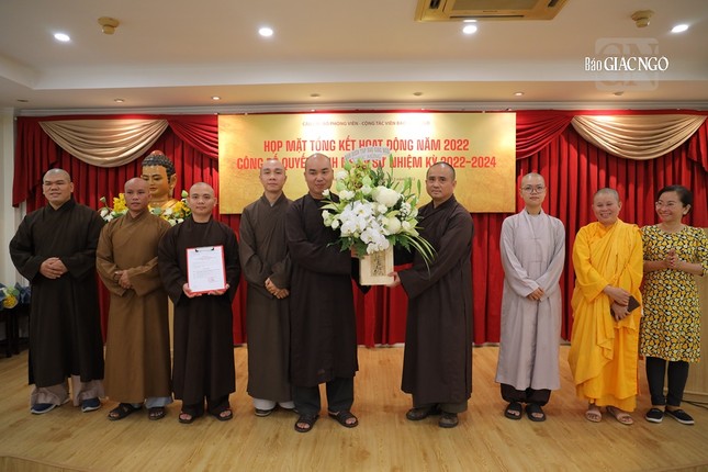 Thượng tọa Thích Tâm Hải tặng hoa chúc mừng tân Ban Chủ nhiệm Câu lạc bộ Phóng viên - Cộng tác viên