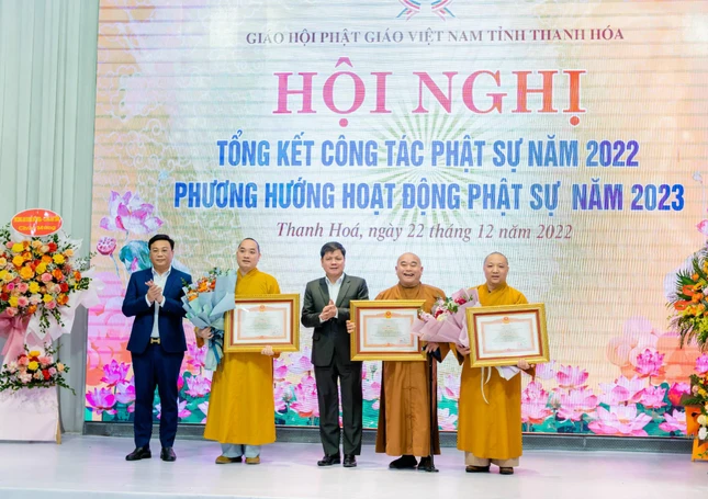 Đại diện lãnh đạo tỉnh trao Bằng khen của Thủ Tướng Chính phủ cho 3 cá nhân có thành tích xuất sắc