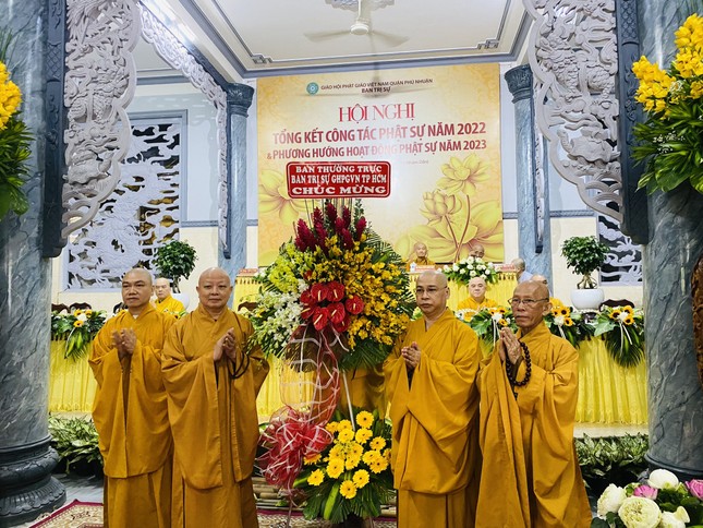 Ban Thường trực Ban Trị sự GHPGVN TP.HCM tặng hoa chúc mừng