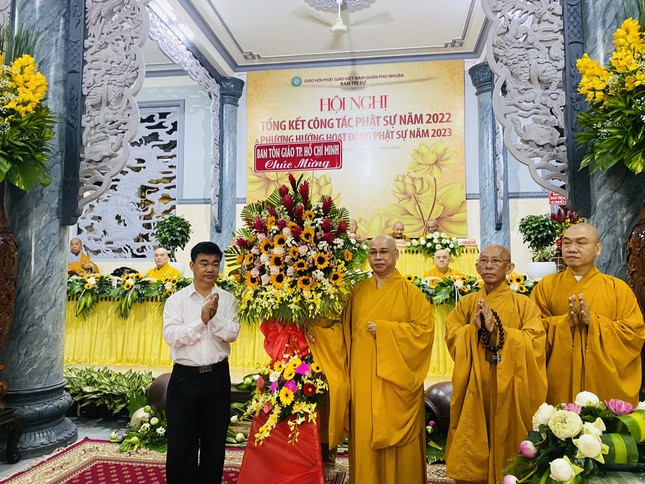 Ban Tôn giáo TP.HCM tặng hoa chúc mừng hội nghị thành công tốt đẹp