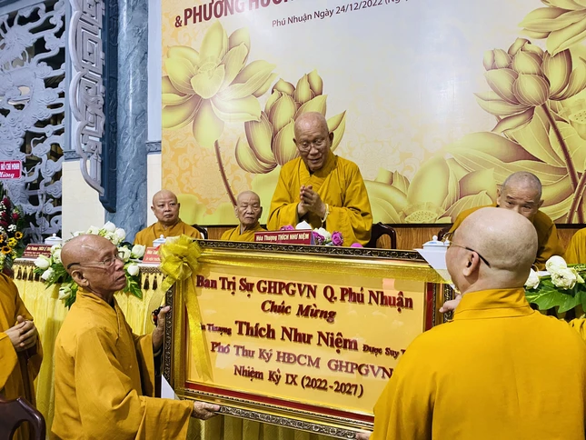 Dâng khánh vàng lên Hòa thượng Thích Như Niệm