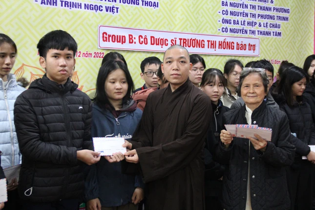 Chư tôn đức và các nhà hảo tâm trao học bổng đến các em