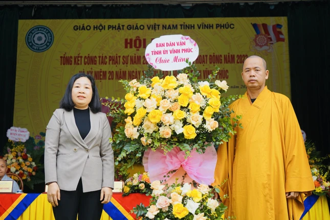 Ban Dân vận Tỉnh ủy tặng hoa chúc mừng Ban Dân vận Tỉnh ủy tặng hoa chúc mừng