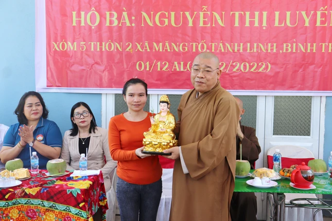 Thượng tọa Thích Pháp Huệ trao tặng tôn tượng Quán Thế Âm Bồ-tát đến gia đình bà Nguyễn Thị Luyến