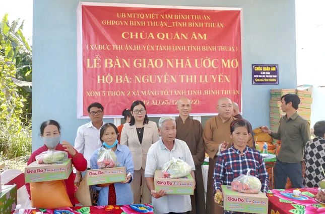 Tặng quà bà con có hoàn cảnh khó khăn