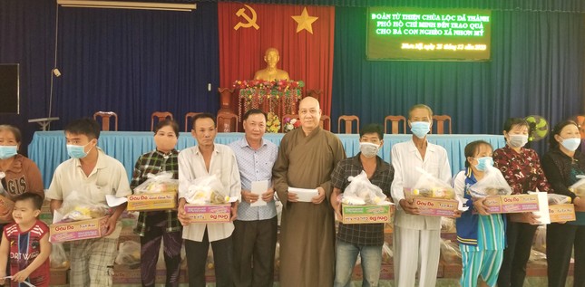Thượng tọa Thích Trí Trường trao quà đến người khuyết tật, người nghèo Thượng tọa Thích Trí Trường trao quà đến người khuyết tật, người nghèo