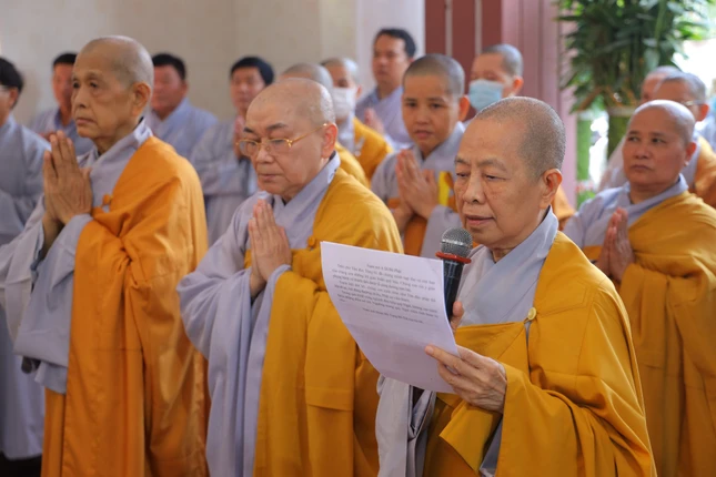 Đại diện môn đồ pháp quyến dâng lời tưởng niệm