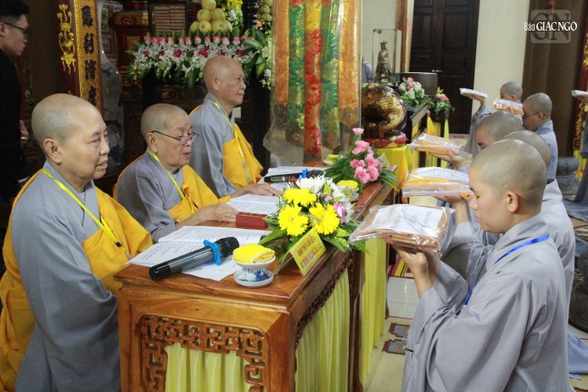 Hội đồng Thập sư Ni trao y đến chư giới tử phát tâm thọ Sa-di-ni