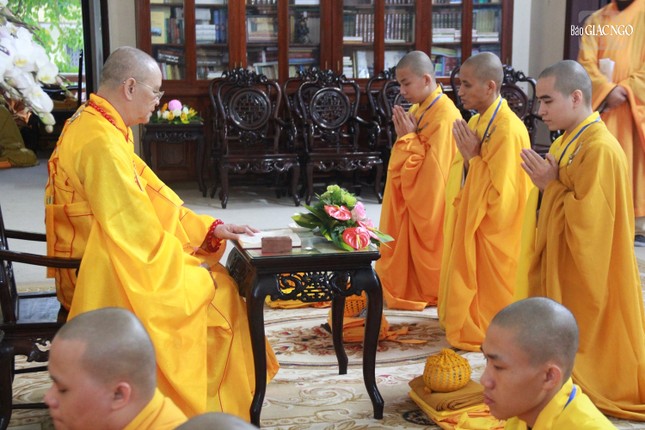 Hòa thượng Giáo thọ vấn già nạn