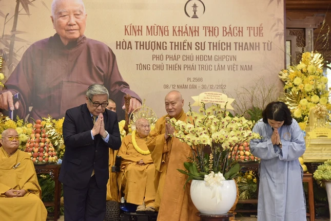 Hòa thượng Thích Nhật Quang thay mặt Ban Quản trị Thiền phái Trúc Lâm đón nhận lẵng hoa chúc mừng của Chủ tịch nước Nguyễn Xuân Phúc