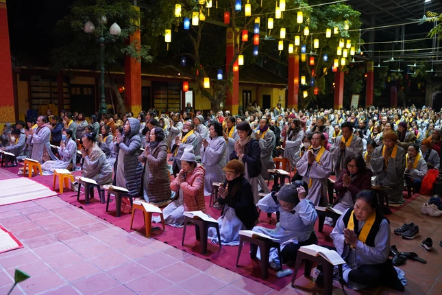 Đại chúng đồng tụng kinh Diệu Pháp Liên Hoa