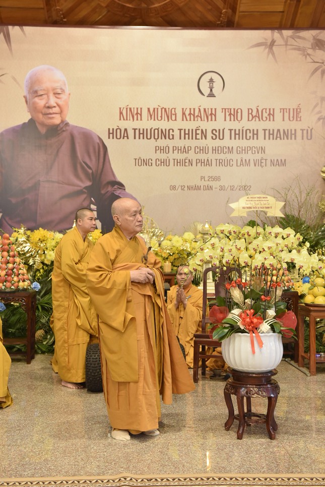 Hòa thượng Thích Thiện Nhơn gửi lẵng hoa chúc mừng khánh thọ bách tuế Trưởng lão Hòa thượng Thích Thanh Từ