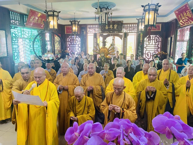 Chư tôn đức dâng hương tưởng niệm Chư tôn đức dâng hương tưởng niệm