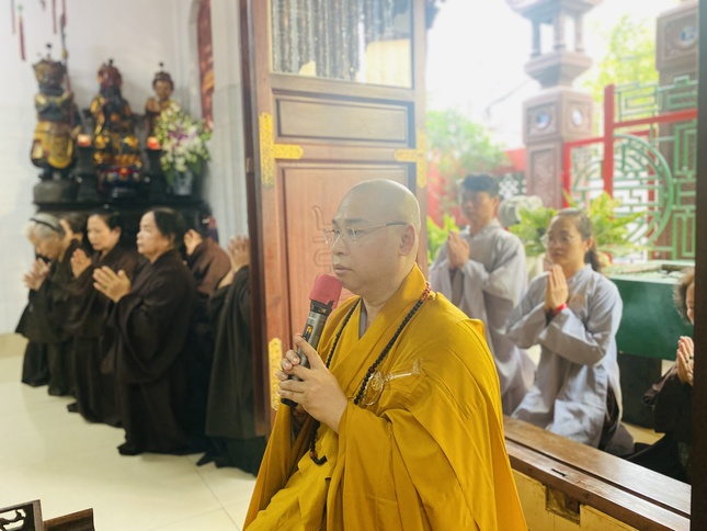 Thượng tọa Thích Minh Nhựt tác bạch cúng dường