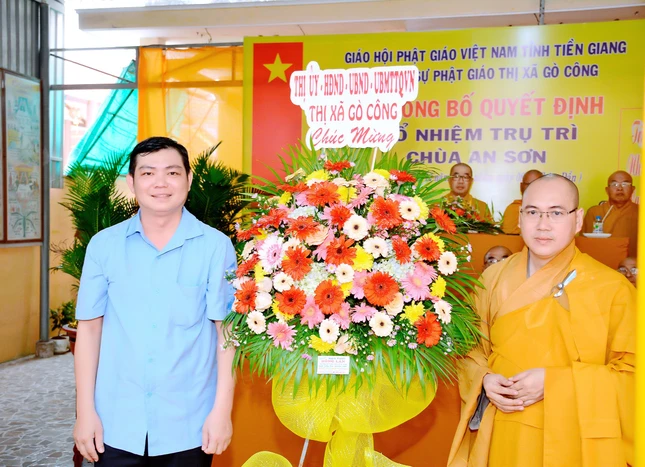 Đại diện lãnh đạo chính quyền thị xã Gò Công tặng hoa chúc mừng