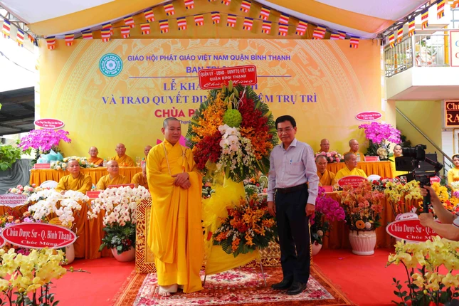 Đại diện lãnh đạo quận Bình Thạnh tặng hoa chúc mừng Đại diện lãnh đạo quận Bình Thạnh tặng hoa chúc mừng