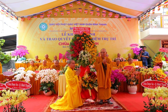 Hòa thượng Thích Thiện Đức thay mặt Ban Thường trực Ban Trị sự GHPGVN TP.HCM tặng hoa chúc mừng Hòa thượng Thích Thiện Đức thay mặt Ban Thường trực Ban Trị sự GHPGVN TP.HCM tặng hoa chúc mừng