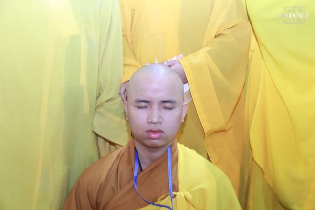 Giới tử nhiên hương cúng dường