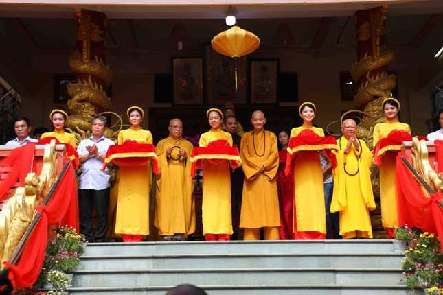 Cắt băng khánh thành chùa Phước Thành Cắt băng khánh thành chùa Phước Thành