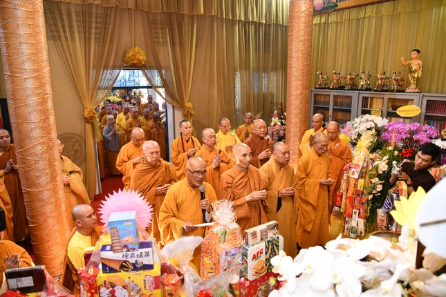 Chư tôn giáo phẩm dâng hương tưởng niệm