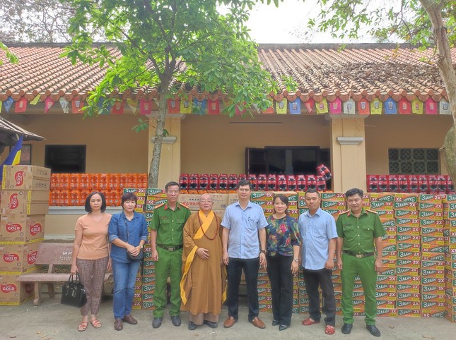 Tổ đình Hội Sơn tổ chức trao quà đến Hội người mù và người dân có hoàn cảnh khó khăn
