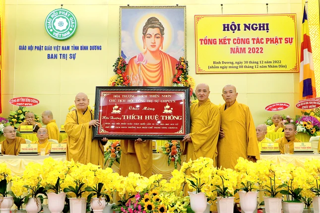 Hòa thượng Thích Thiện Nhơn trao khánh vàng chúc mừng Hòa thượng Thích Huệ Thông được suy cử vào Hội đồng Trị sự