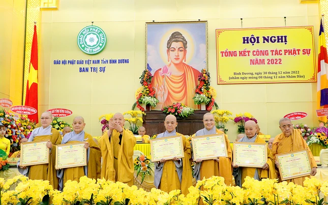 Hòa thượng Thích Thiện Nhơn trao giáo chỉ tấn phong giáo phẩm Ni trưởng