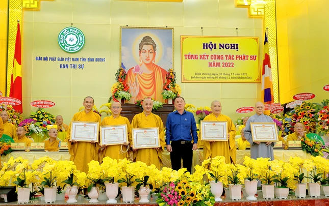 Trao Bằng khen đến tập thể, cá nhân tiêu biểu