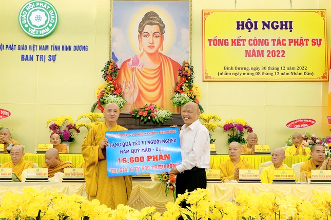 Hòa thượng Thích Huệ Thông trao bảng tượng trưng ủng hộ quà Tết "Vì người nghèo"