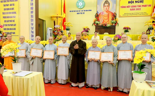 Hòa thượng Thích Huệ Thông trao Bằng tuyên dương công đức