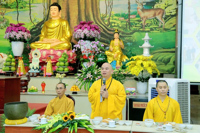 Đại đức Thích Lệ Ngôn chia sẻ trong buổi lễ tất niên