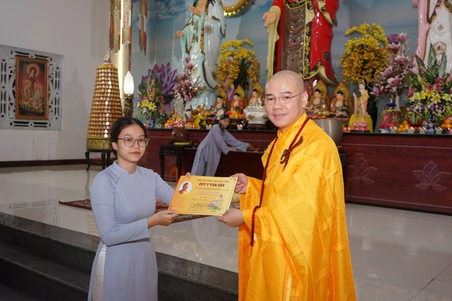 Thượng tọa Thích Thông Đạo trao điệp quy y cho Phật tử