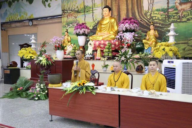 Thượng tọa Thích Phước Lượng sách tấn Tăng Ni sinh