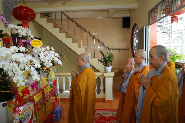 Chư tôn đức Ni nhất tâm cầu nguyện