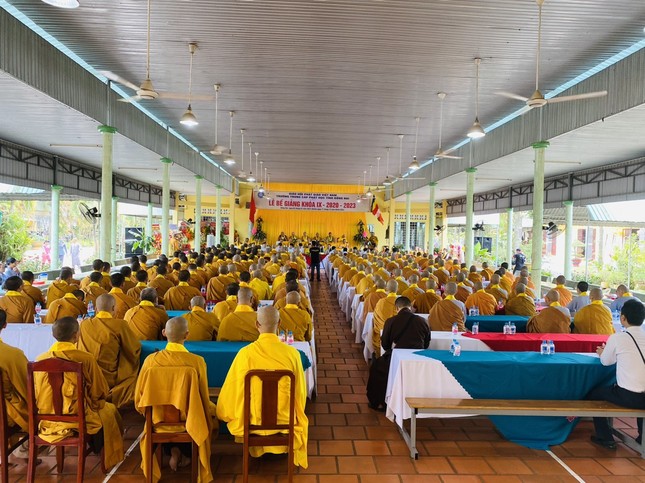 Quang cảnh buổi lễ bế giảng