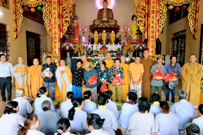 Trao quà đến bà con có hoàn cảnh khó khăn Trao quà đến bà con có hoàn cảnh khó khăn