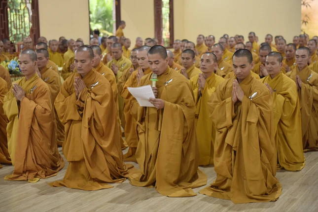 Đại diện Tăng Ni sinh dâng lời tác bạch