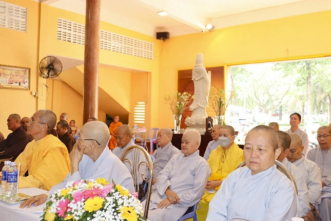 Chư tôn đức tham dự hội nghị