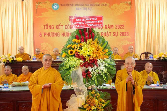 Ban Thường trực Ban Trị sự GHPGVN TP.HCM tặng hoa chúc mừng