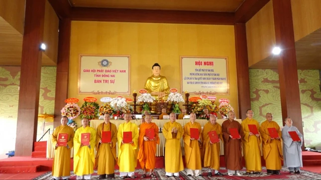 Hòa thượng Thích Huệ Thông trao quyết định chuẩn y nhân sự đến Ban Trị sự GHPGVN tỉnh Đồng Nai