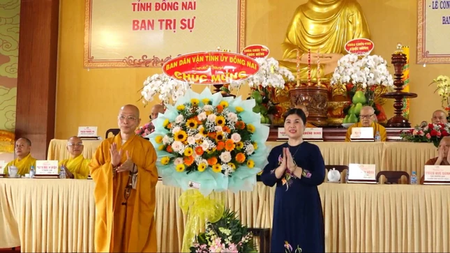 Đại diện Ban Dân vận Tỉnh ủy Đồng Nai tặng hoa chúc mừng