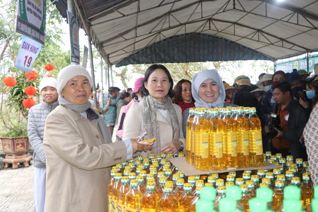 Phật tử Nguyên Hạnh (giữa) - một trong những nhà hảo tâm đã hỗ trợ kinh phí để thực hiện phiên chợ 0 đồng