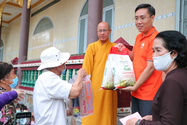 Hòa thượng Thích Minh Truyền trao quà đến bà con