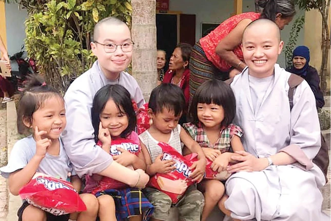 Sư cô Chân Thường cùng huynh đệ và Phật tử trong những chuyến quà xuân những năm trước