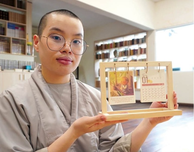 Sư cô Chân Thường bên tác phẩm của mình Sư cô Chân Thường bên tác phẩm của mình