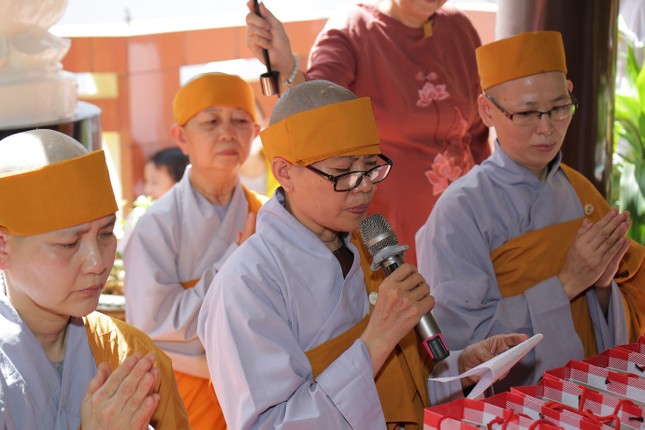 Đại diện môn đồ pháp quyến dâng lời tác bạch