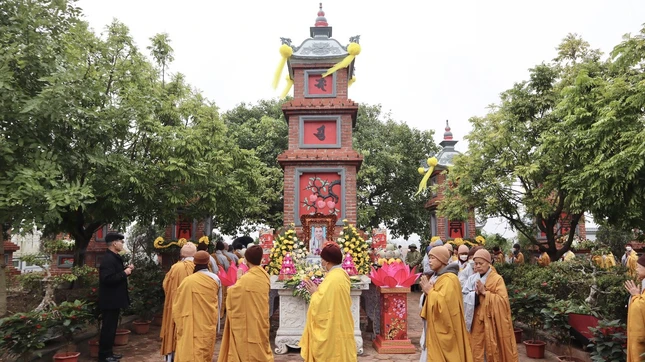 Hữu nhiễu bảo tháp