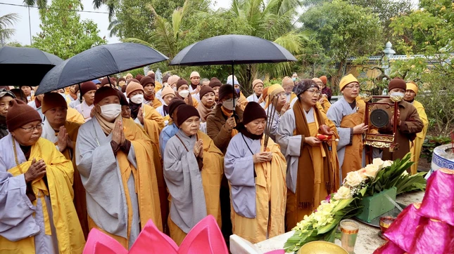 Chư Ni thắp hương tưởng niệm